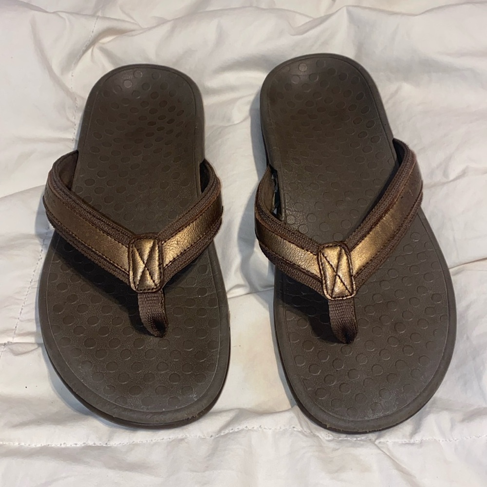 Vionic brown and gold toe thong flip-flops size 7
